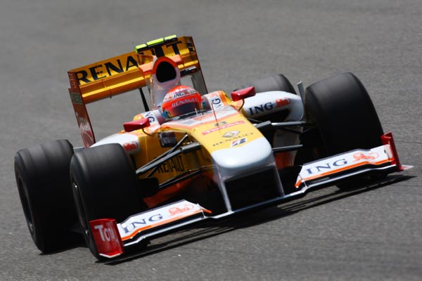 雷诺车队险胜梅赛德斯，阿隆索扛起全队