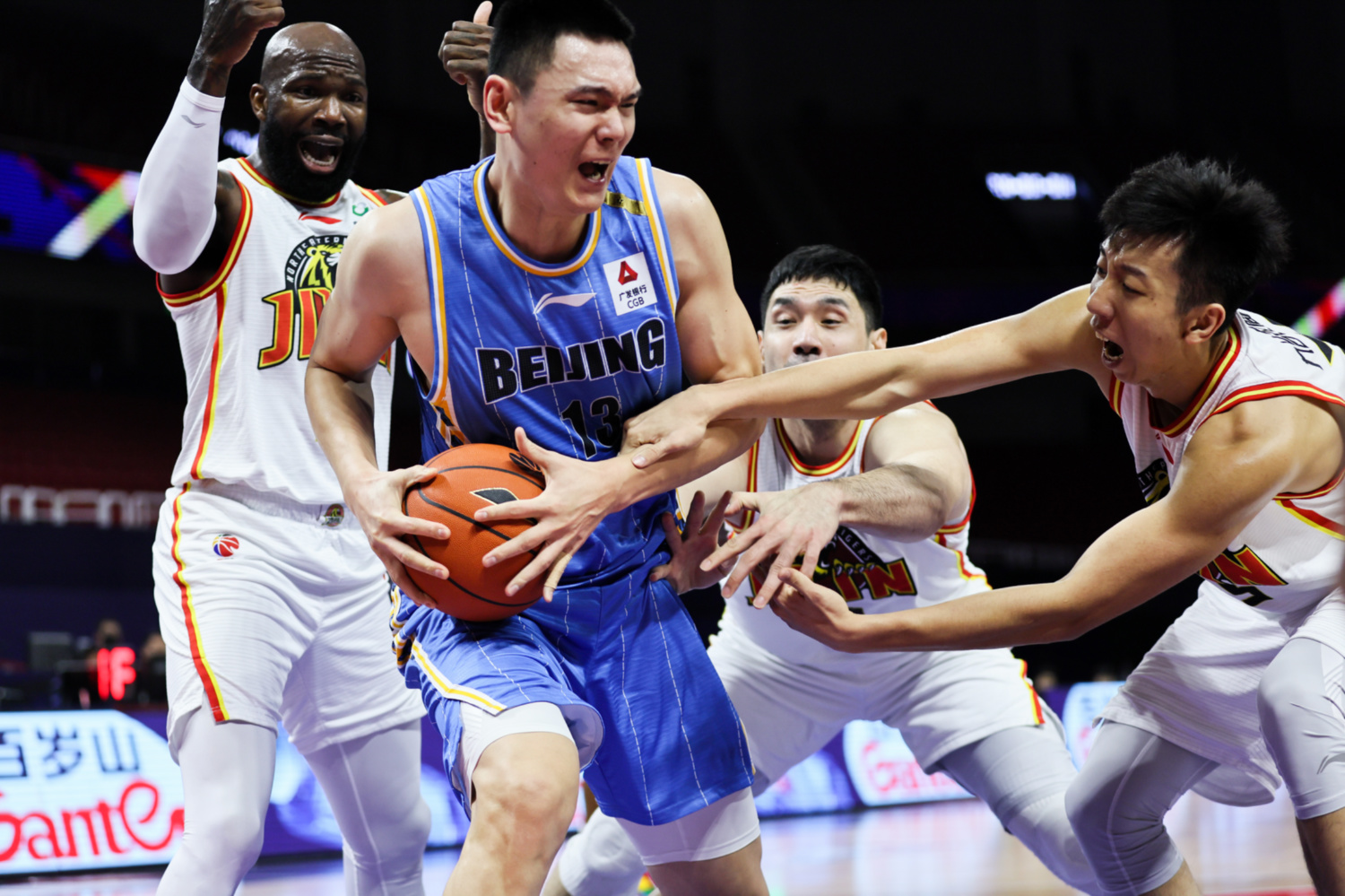 爵士鏖战四川队，詹姆斯带队取胜