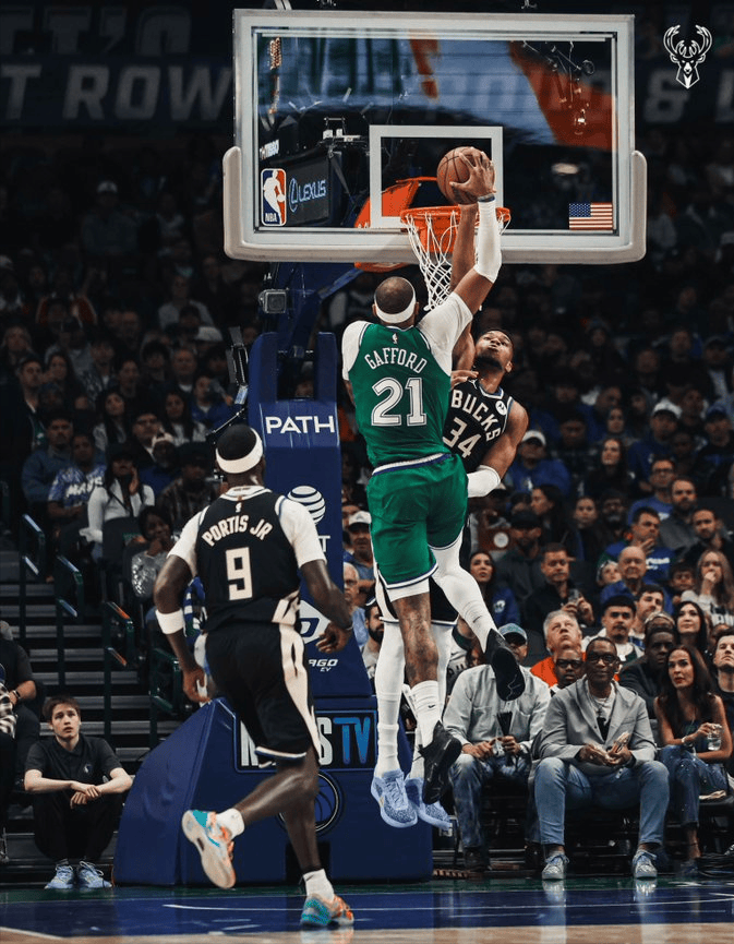 雄鹿翻盘独行侠,霍勒迪高光表现 雄鹿翻盘独行侠,霍勒迪高光表现