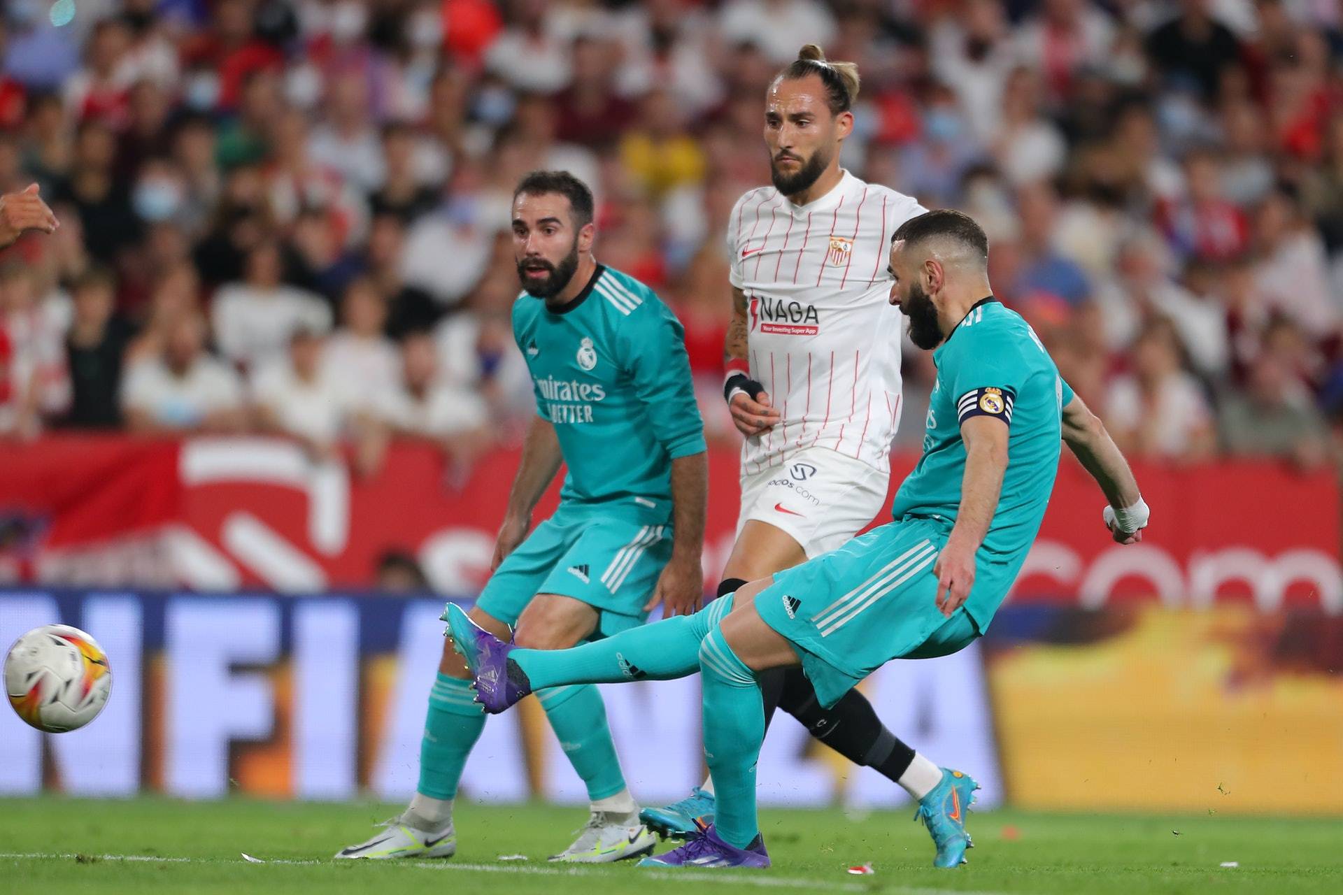 塞维利亚逆转AC米兰，本泽马高光表现