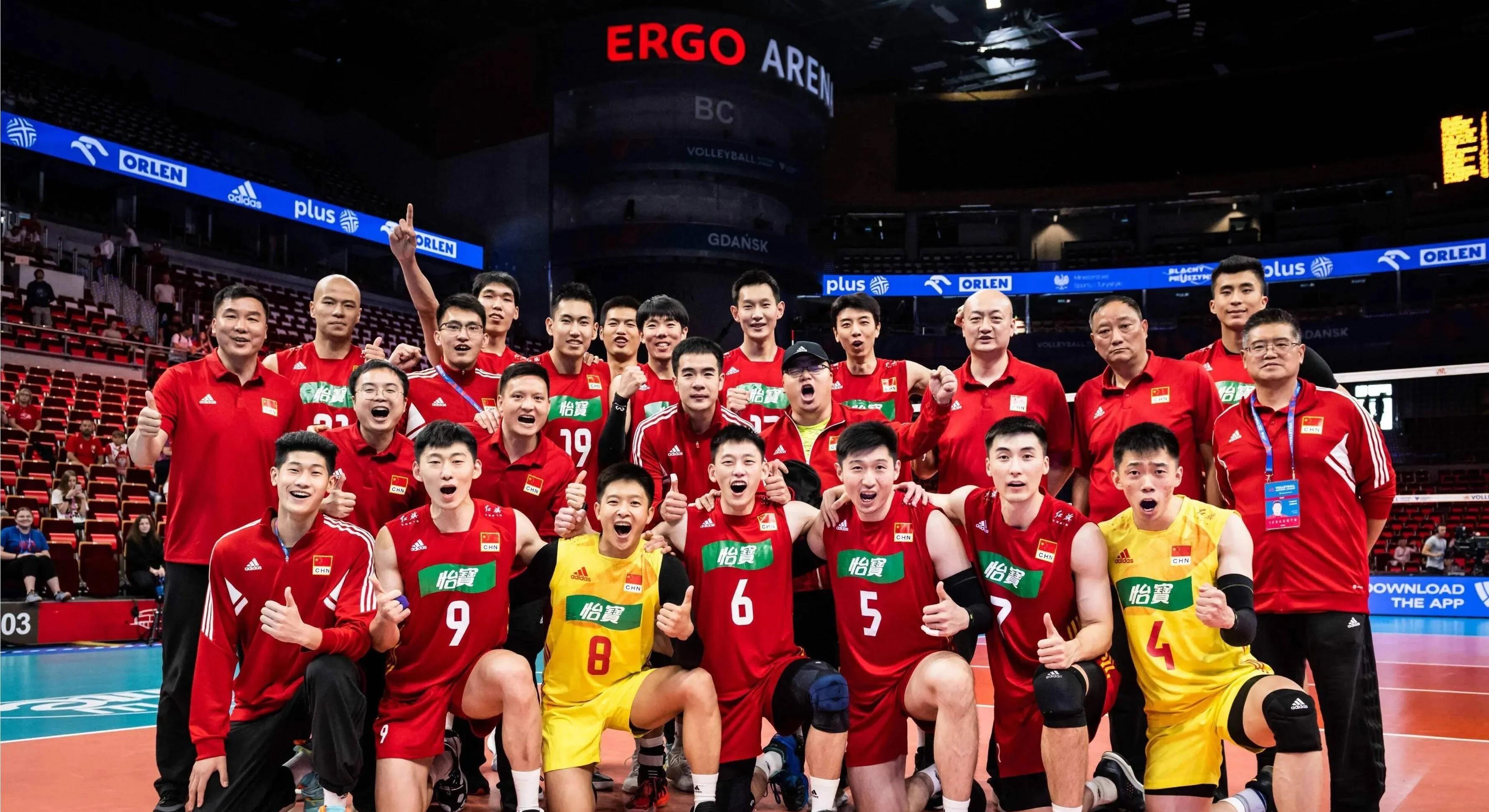 比赛前夕，双方球队齐聚一堂，展望胜利的未来！