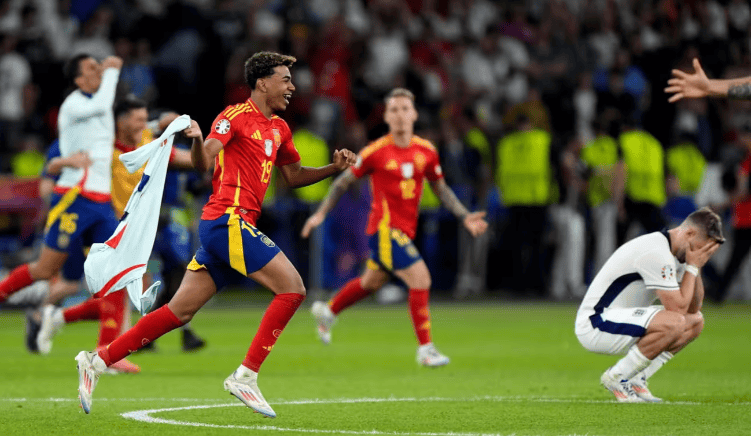 西班牙传奇球星斩获首届足球明星奖