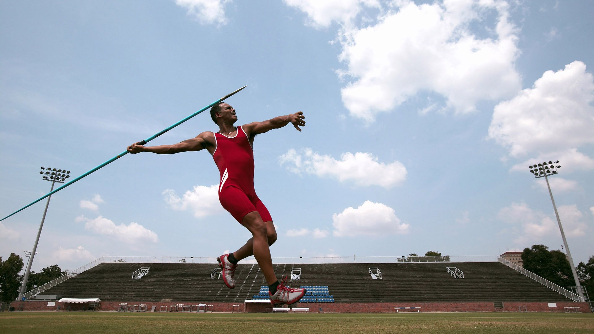雷霆战术压制马刺,詹姆斯在东决关键战接管比赛